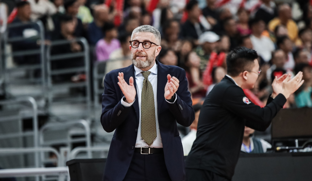  佛罗伦萨主帅普拉德停赛，助教临场指挥  